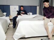 约一对小夫妻玩玩交换4旁边还有个老哥观战