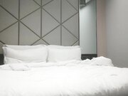 约牛仔裤美妞超近视角深喉扣穴很敏感后入撞击