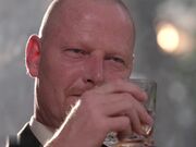 火辣姊妹在父亲面前调情却得不到关爱的肉棒