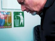 妩媚牛仔短裤女孩勾引老头拿出鸡巴深喉啪啪口爆爱液