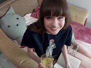 超靓女孩喜欢喝尿重口味性爱拿着杯子接尿深喉