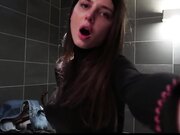 超美黑丝苗条人妖和美女闺蜜在公告厕所性爱后入抽插