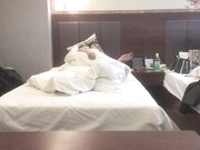 小伙约人妻玩母子乱伦饥渴姐姐满足呻吟震天