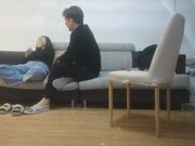 21岁姐姐小伙抠逼爽得她浑身颤抖口交