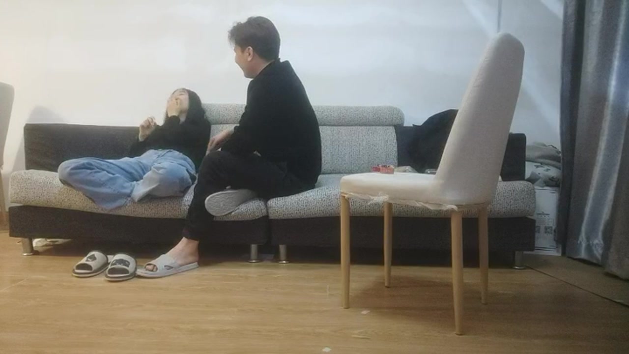 21岁姐姐小伙抠逼爽得她浑身颤抖口交