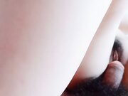 00后嫩妹躺平岔开双腿极品蝴蝶穴