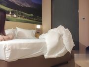 美腿轻少妇黄色齐逼短裙太亮眼了