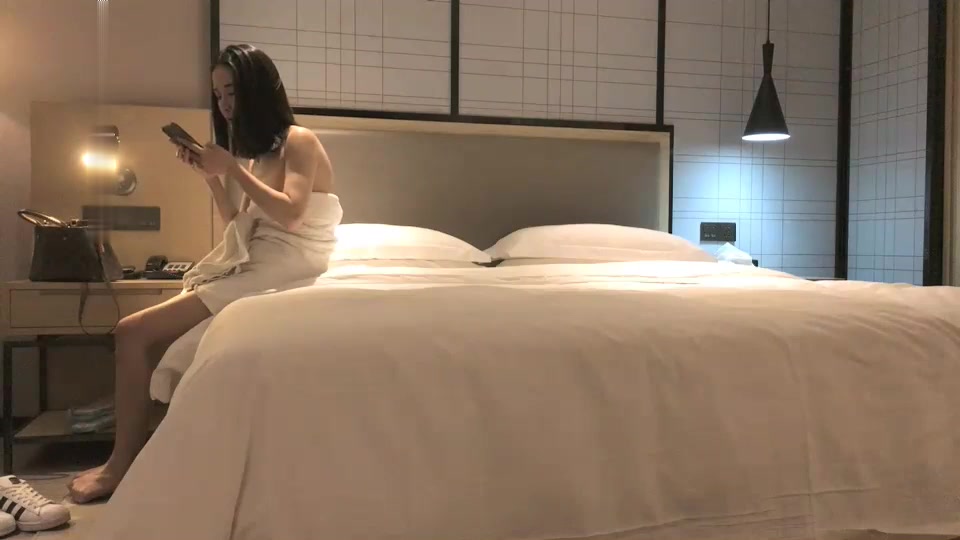 猛男约操170妹子掰开小骚逼看看后入大屌爆插