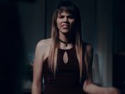 人妖跪地主动深喉吃鸡巴站立后入扭动屁股迎合