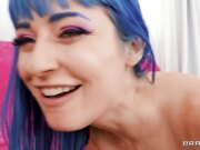 穿着乳胶粉色的紧身连衣裤 做了一个小手鸡巴做的面部护理