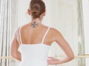 美丽的芭蕾舞女演员克莱·高蒂耶变得狂野 在巨大的公鸡上跳舞