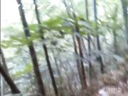 中年大叔和朋友老婆在小树林玩野战换妻旁边几个观摩者在不停笑