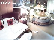 情趣酒店水滴摄像头偷拍健壮男和美女洗完鸳鸯浴激情啪啪对白清晰