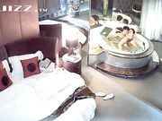 情趣酒店水滴摄像头偷拍健壮男和美女洗完鸳鸯浴激情啪啪对白清晰