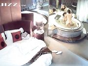 情趣酒店水滴摄像头偷拍健壮男和美女洗完鸳鸯浴激情啪啪对白清晰