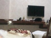 情侣宾馆双人口交舔JJ 翘着屁股手指插入上位套弄