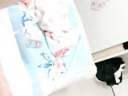 狼友妹子穿紧身牛仔裤翘着屁股脱下裤子道具插逼