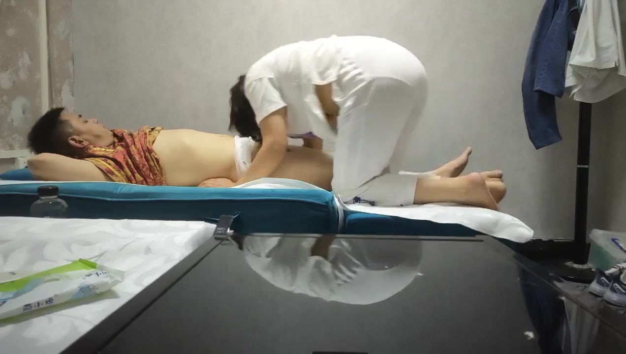 城中村养生馆老板娘偷拍勾引来店里按摩客人