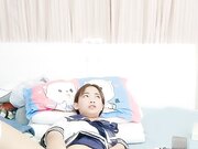 白丝袜学妹跟他的小哥逼里插着道具草嘴01