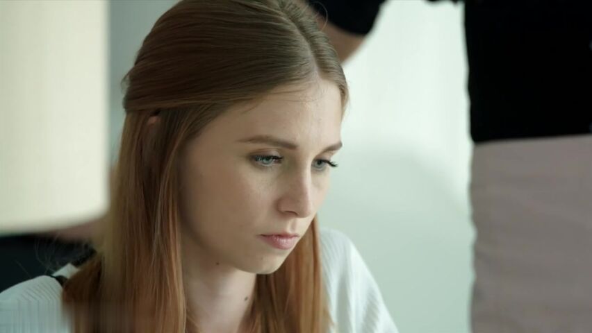 黑人实习生被曼廷戈的BBC控制