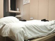 玩操夜店少女抱着头深喉抽插