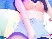 甜美新人美女厕所地上自慰用水冲逼 01