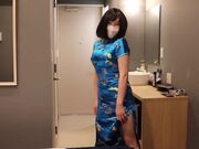 蓝色旗袍下的丰满身材。 半卧在床榻尽风骚