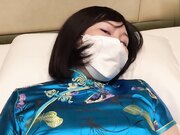 蓝色旗袍下的丰满身材。 半卧在床榻尽风骚