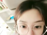 眼镜良家美女刚下海 全裸扭腰诱惑 约炮开始操逼 扶着JB捅入骚穴