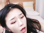 小奶猫少女白嫩美乳趴着吃屌提臀后入01