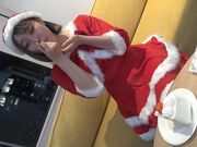 我的日本女友在圣诞节这一天穿着可爱的 圣诞装我只能射他一脸