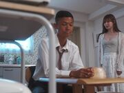 当我被甜蜜的耳语席卷时 我淹没在与已婚妇女的嵌套性爱中 直到我大学毕业1