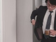 我最终与我的中年性骚扰老板同住一个房间1