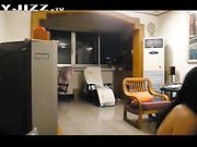 很霸气的爷们在客厅抱着露脸媳妇的头把嘴当逼洞猛插