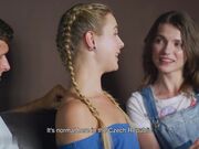 温柔可爱的马尾辫小妹妹湿润的舌头舔着肉棒双腿下无毛阴户给你玩啪啪带劲