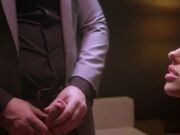 双女猛男玩3P性爱情趣内衣诱惑勾人铁环锁住美女手腕激烈虐操颜射