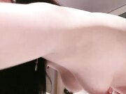 尖下巴网红骚货 酒店约操秃头男 浴室双人洗澡蹲着吃屌 扶着屁股后入撞击