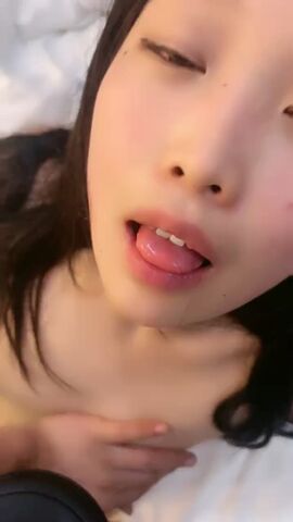 新人下海美女 外表甜美酒店开房 收费房开操 骑脸插嘴振动棒插穴 叫起来好骚