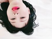 短发女神少女主动舔弄鸡巴来回上下深喉不停