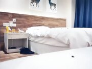 白色外套大奶妹子啪啪 口交舔弄沙发抽插再到床上骑坐自己动