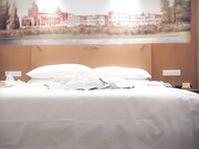 男魔小天后入近景展示大屌猛男干得嫩妹求饶