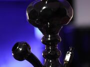 天然黑发美女凯莉鸡巴上滑动湿漉漉的阴户