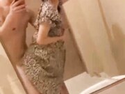 热门事件 哈尔滨某商场卫生间里惊现已婚男女偷情事件男的还拿手机自拍全程露脸