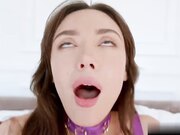 紧屄凯瑟琳 奈特掠夺她的大鸡巴泳池男孩