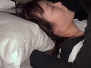 一个穿制服的女孩在邻居的垃圾房里被一个气味怪异的中年男人怀孕了2