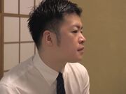 当她一边发出调皮的声音一边吸吮鸡巴时 她的兴奋感逐渐增强1