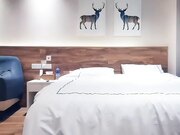 约嫖肉肉身材妹子 摸逼调情掰穴舔逼上位抽插