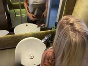 丰满的玛丽卡 香奈儿在玩她的假阳具之前先用肥皂淋浴 直到她潮吹