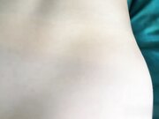 黑发女孩的阴部被男友狠狠地猛击