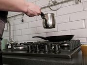 娇小的金发摩洛伊斯兰解放阵线杰西卡在厨房里调皮